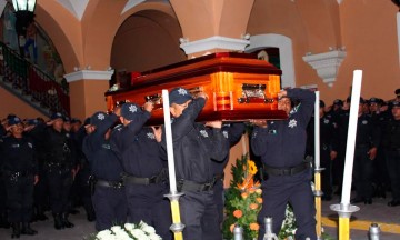Rinden homenaje a policía caído