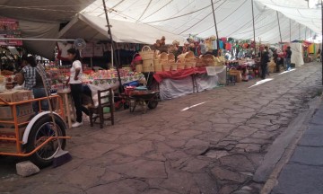 Reciben a fieles difuntos con ofrendas de hasta 5 mil pesos