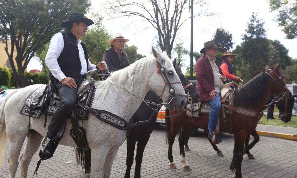 Recuerdan a caballo la Revolución en San Pedro Cholula