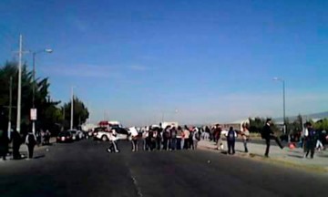 Estudiantes bloquean la carretera federal Puebla-Tehuacán