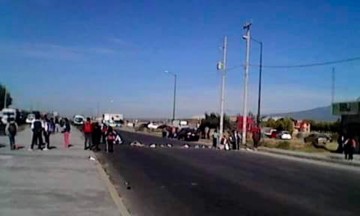 Bloquean carretera en Tepeaca; exigen cese de director