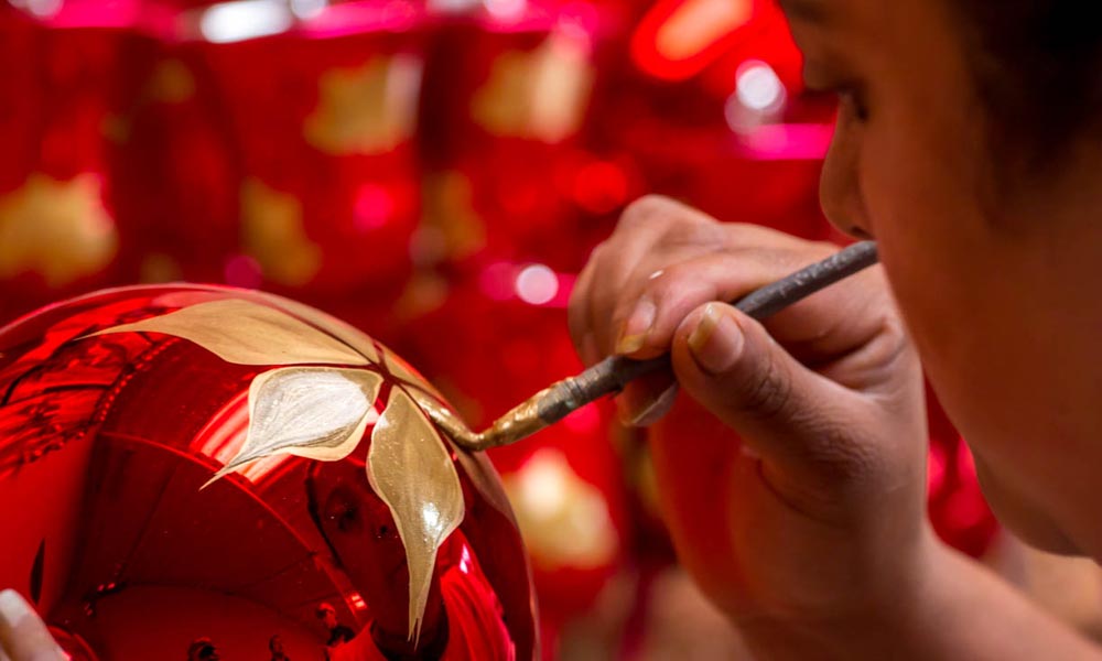 Adornan esferas de Chignahuapan a la Navidad