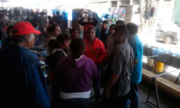 Disputan lugares en mercado La Purísima