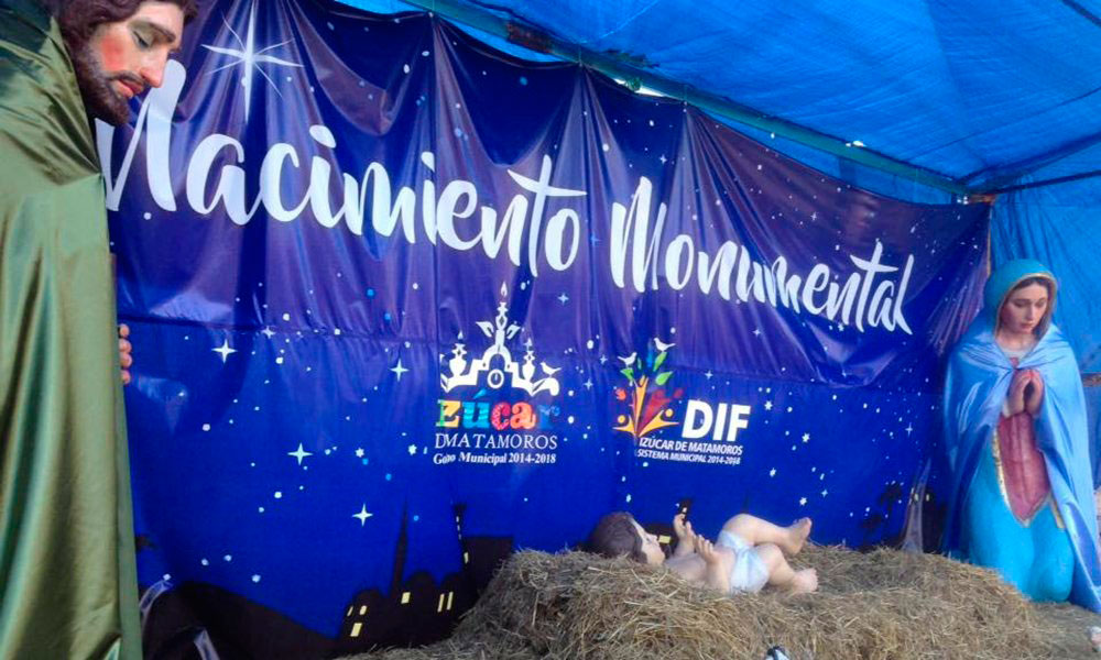 Acuestan a figura gigante del niño dios