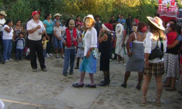 Conservan tradición de hacer máscaras