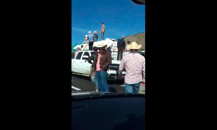 Roban combustible de pipas en protestas en Puebla