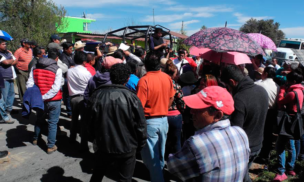 Bloquean camino por retraso de obra en Tlahuapan