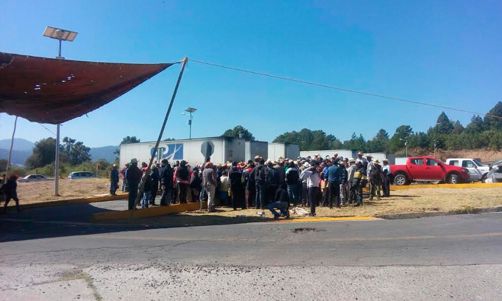 Cierran acceso a Nestlé en Tlahuapan; acusan abuso del agua