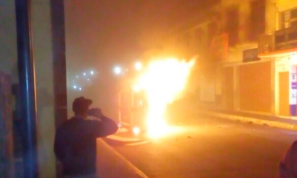 Desata operativo quema de vehículos en Zacatlán