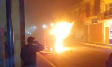 Desata operativo quema de vehículos en Zacatlán