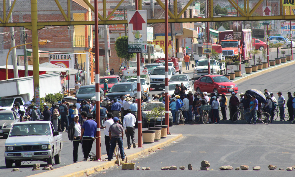 Bloquean habitantes de Juan C Bonilla la carretera México-Puebla