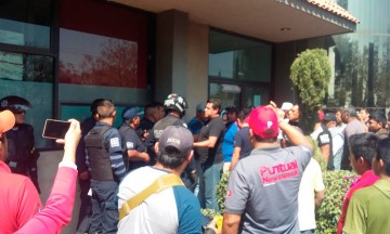 Marchan contra funcionario en Texmelucan