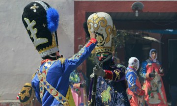 Envuelven colores y pólvora al Carnaval de Huejotzingo