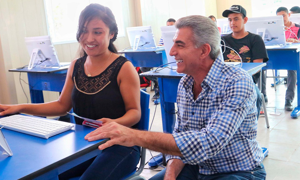 Inaugura Gali el Centro de Educación a Distancia de Acateno