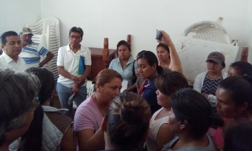 Exigen a comité de primaria 200 mp en Tehuacán