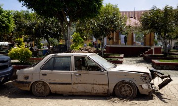 Marchan y exigen reconstrucción de caminos afectado por Earl