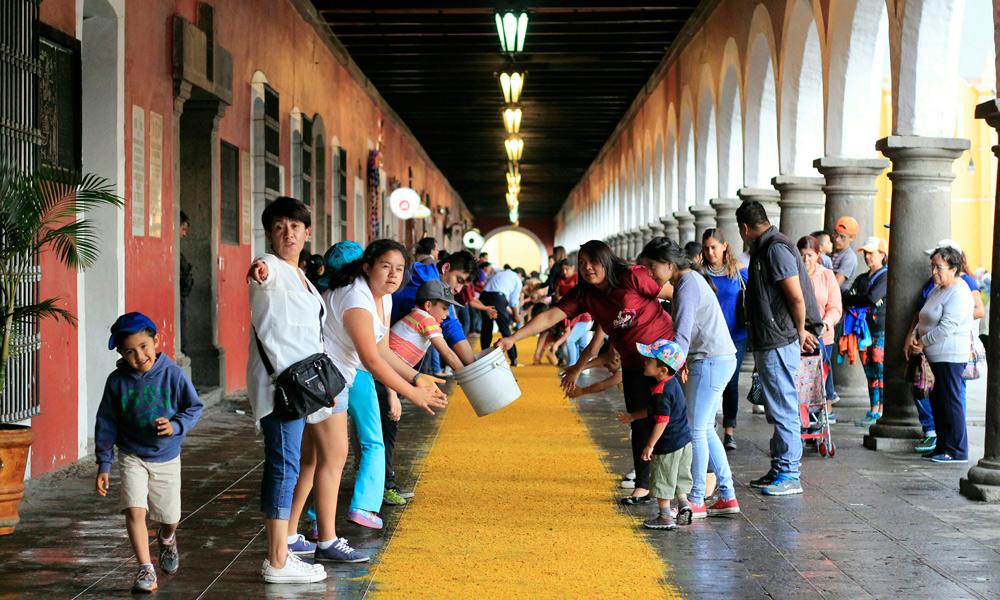 Elaboran tapete para el Viacrucis en Cholula