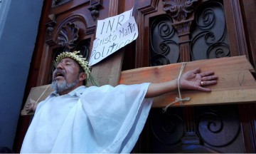 Exigen con crucifixión la destitución de edil de Jolalpan