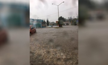 Lluvia convierte calles de Acatzingo en ríos