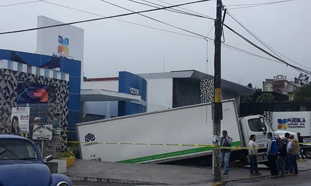 Se hunde camión en socavón frente a Cessa de Tlatlauquitepec