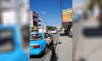 Demandan control de taxis pirata en Acatlán