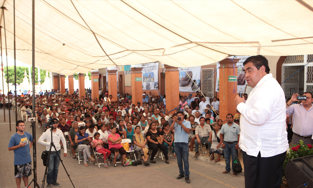 Barbosa Huerta entrega obras en Puebla