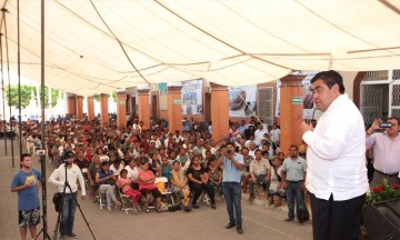 Barbosa Huerta entrega obras en Puebla