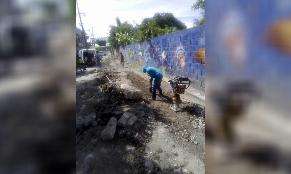 Vecinos reparan calle ante negativa de Comuna