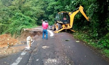 Se abre socavón en carretera Caxhuacan-San Juan Ozelonacaxtla