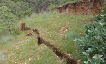 Temen que enorme grieta sea por nacimiento de volcán