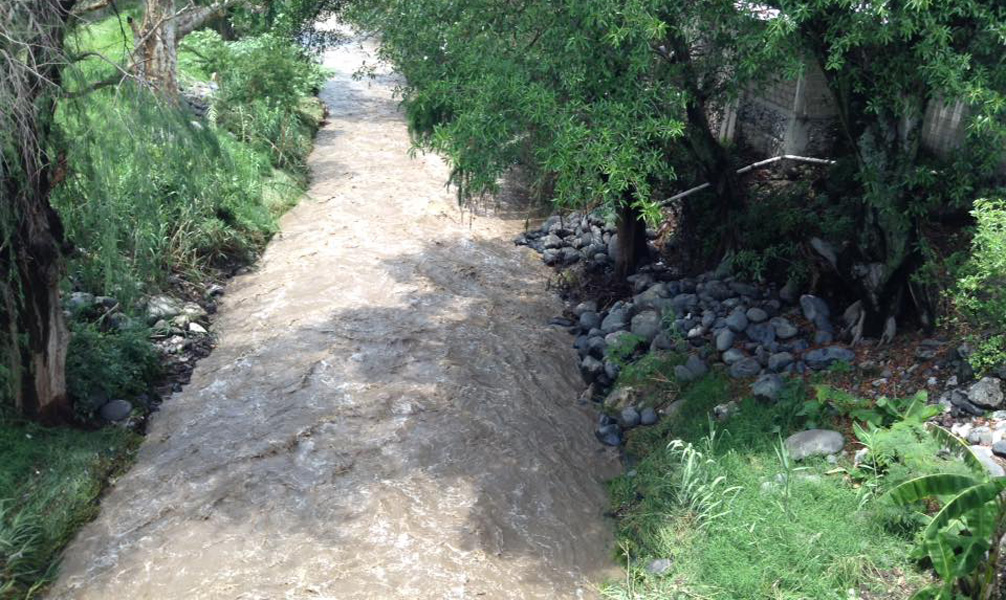 En alerta, familias de Chietla por crecida del rio Nexapa