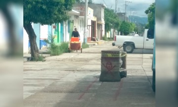 Vecinos alertan de un socavón en vialidad de Acatlán