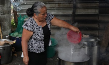 Lo dejan todo por ayudar en albergue