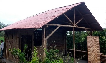 Entregan primera casa de bambú en Atzitzihuacán