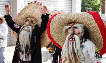 Recibe Acatlán a migrantes con danza de los tecuanes