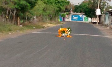 Recuerdan en carreteras de Izúcar a difuntos