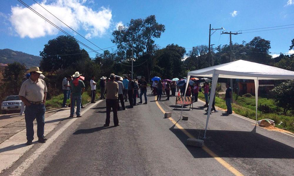 Cierran carretera por asesinato de maestra en Zacapoaxtla