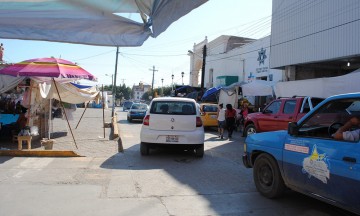 Sin regulación, “aparta lugares” en el centro de Acatlán