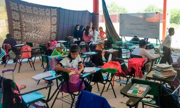 A la intemperie, dan clases de primaria