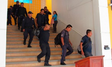 Inconformes, custodios por pago de aguinaldo