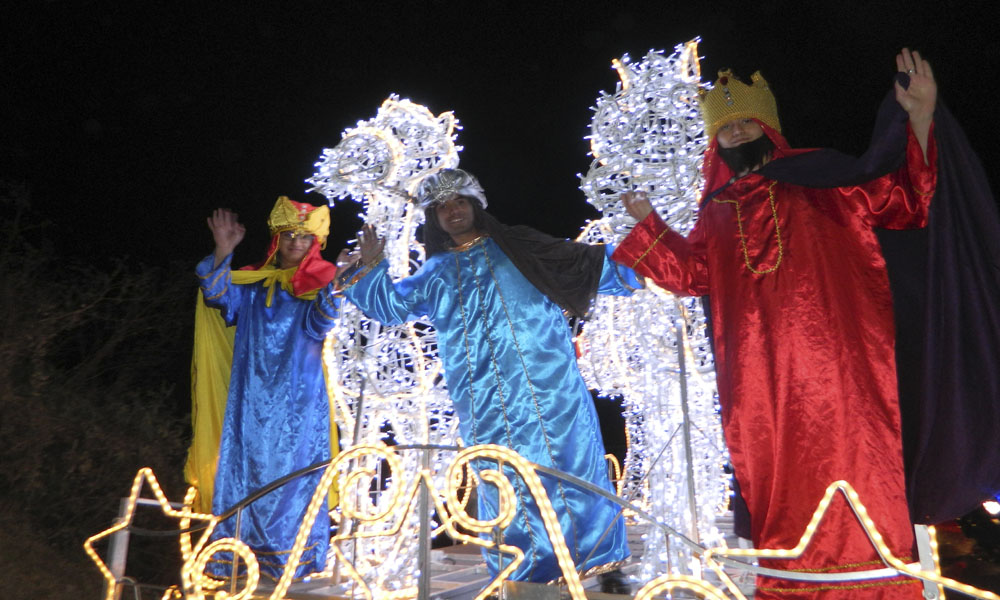 Desfilan Reyes Magos en Cuautlancingo