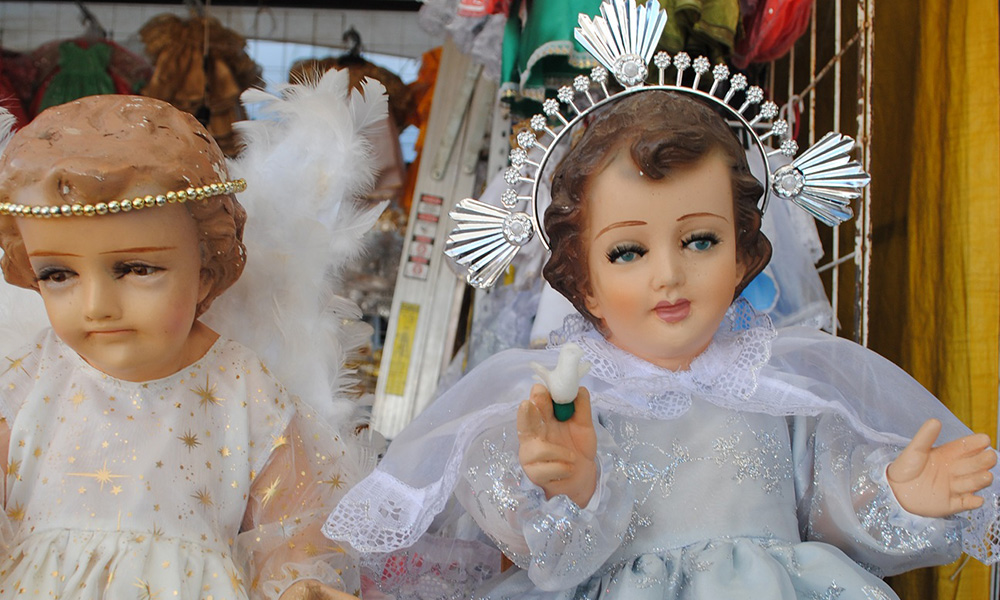 Se desploman ventas de vestimentas para figuras del niño Dios en Acatlán