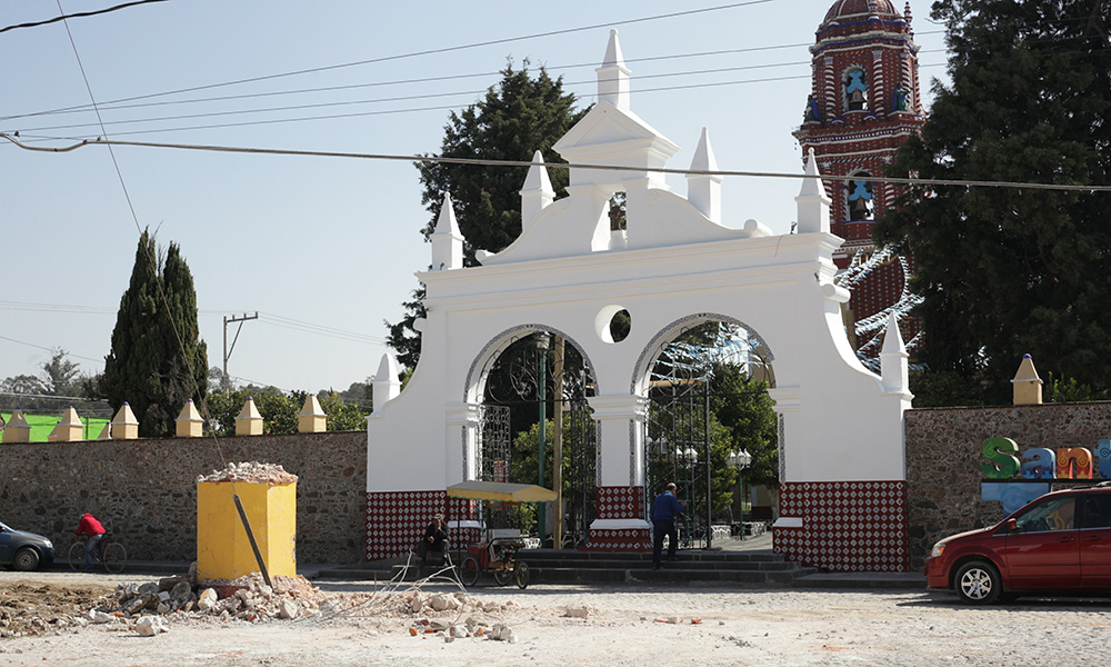 Continúan obras pese daños a la iglesia de Tonanzintla