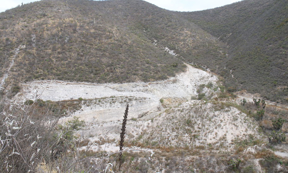 Exhiben daños de minera en cerro de La Yerbabuena