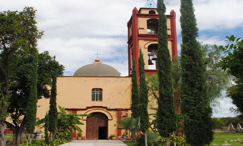 Construyen pobladores de Chila su propia capilla