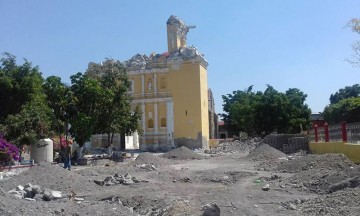 Improvisan capilla junto a iglesia caída