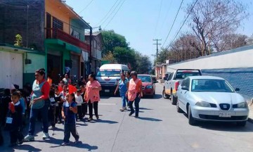 Marchan niños contra la violencia… y los agreden
