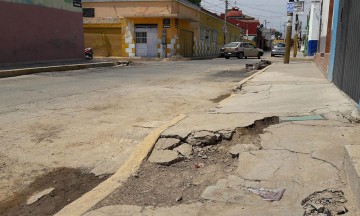 Exhiben daños en banquetas por obra de colector pluvial