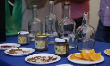 Alumno de la UNAM gana concurso de diseño de vaso de mezcal