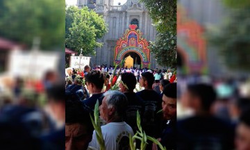 Festeja fuera de iglesia dañada 